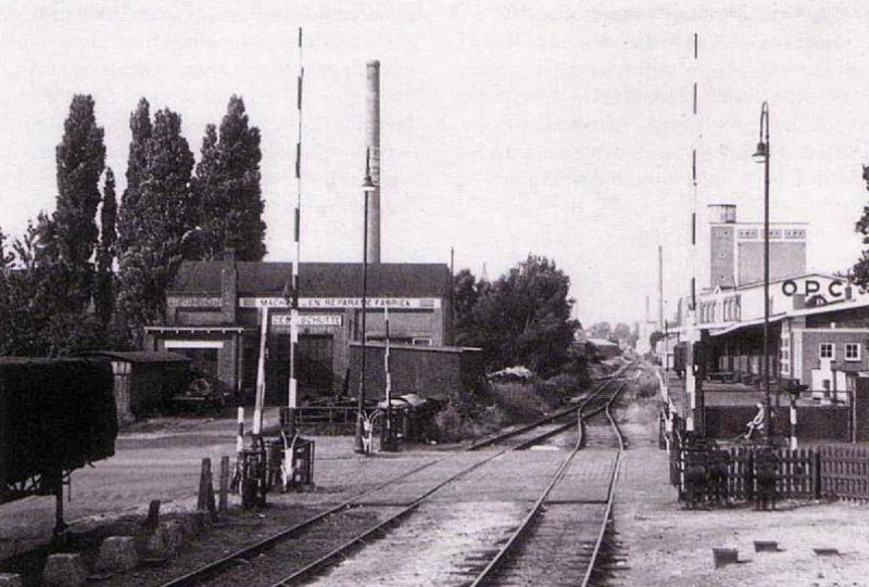 Hengelosestraat 62-66 spoorwegovergang OPC rechts en links Machine en Raparatiefabriek Fa. Gebr. Schutte.jpg