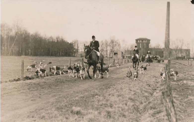 Getfertsingel Cromhoffsbleek.Twentsche Jachtvereniging tijdens een slipjacht. Op de achtergrond een deel van de blekerij en stukververij van Gerh. Jannink op de Cromhoffsbleek aan de kant van de spoorlijn...jpg