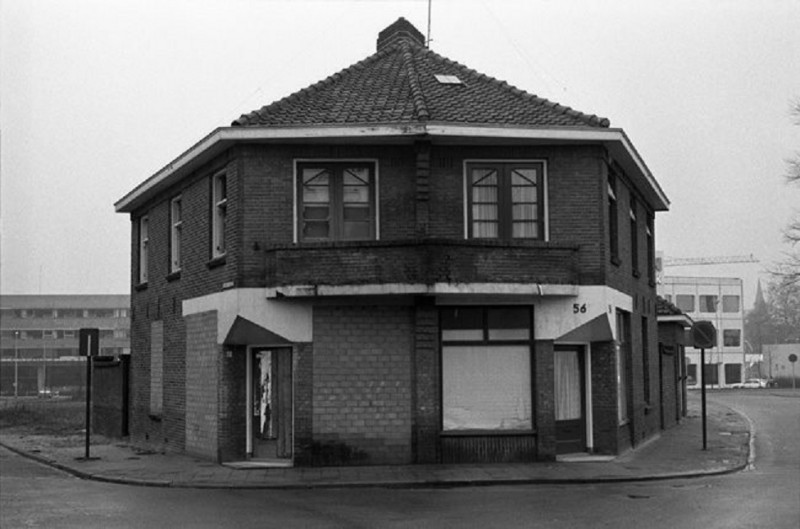 Kortelandstraat 2 en Veenstraat 56. Rechts, op de achtergrond, gebouw ABNAMRO bank..jpg