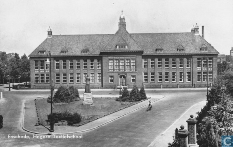 Ariensplein 3 standbeeld Alphons Ariens Hogere textielschool.jpg