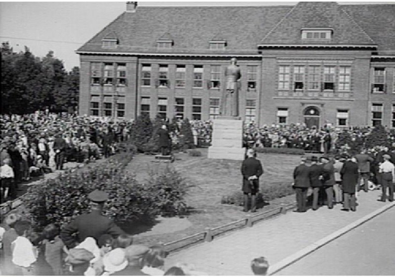 Ariensplein 3 Monument. Toespraak bij gelegenheid van de onthulling van het monument 16-6-1934.jpg