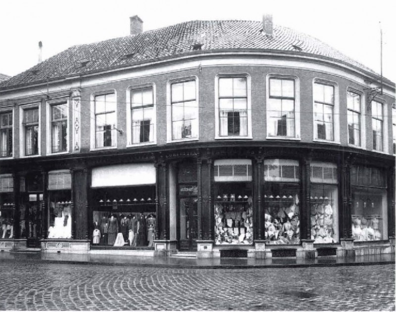 Markt 7 Kledingzaak Maseland waar vanaf 1925 Muziekhandel Van Baaren gevesigd was.jpg