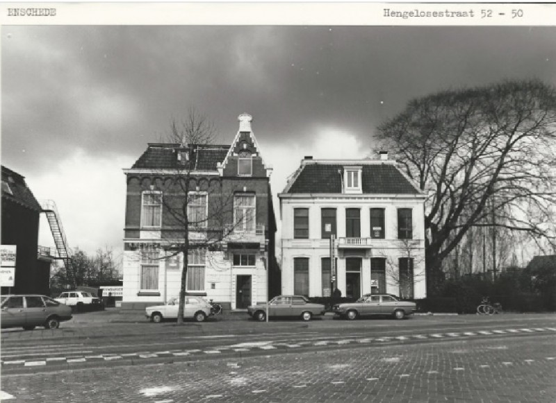 Hengelosestraat 50, 52 Links het vm. gemeentehuis van Lonneker. 2-4-1980.jpg