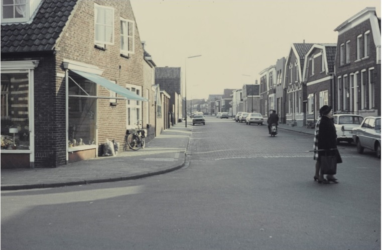 Leliestraat vanaf de Minkmaatstraat jaren 70.jpg