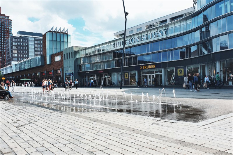 H.J. van Heekplein winkel 2 Brüder in pand Hudson's Bay vroeger Vroom en Dreesmann.jpg