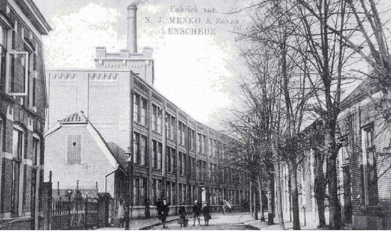 Brinkstraat 10-12 Fabriek N.J. Menko en Zonen links hek toegang terrein R.K. Jongensschool.jpg