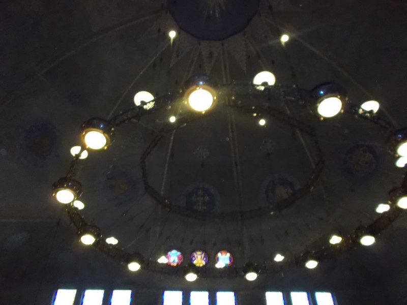 21.plafond met lampen in de grote sjoel.JPG