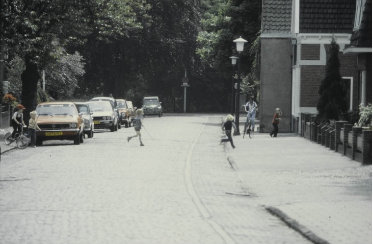 Kneedweg 11 Straatbeeld met spelende kinderen in zuidwestelijke richting.jpg