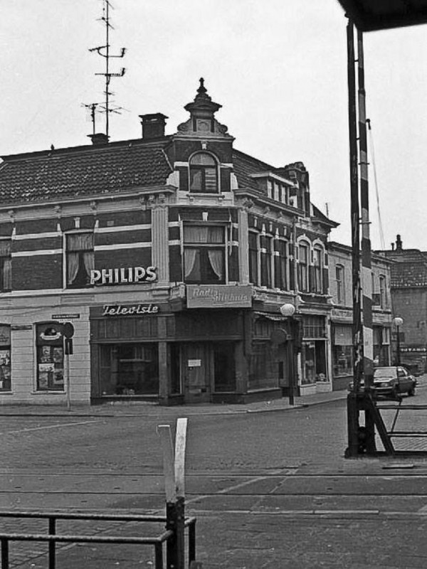 Oldenzaalsestraat 104 hoek Parallelweg en Lage Bothofstraat radio Nijhuis (2).jpg