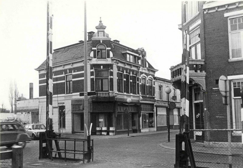 Oldenzaalsestraat 104 hoek Parallelweg en Lage Bothofstraat Radio Nijhuis.jpg