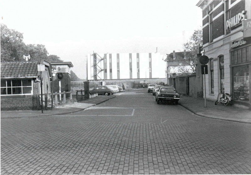 Oldenzaalsestraat 104 hoek Lage Bothofstraat achtergrond Polaroidfabriek Rechts Radio Nijhuis links  spoorwachtershuisje 1976.jpg