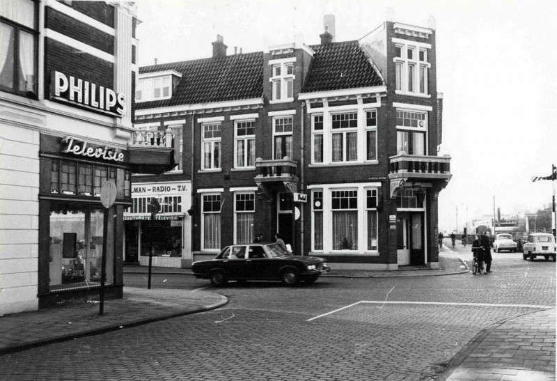 Oldenzaalsestraat 103 cafe hoek Parallelweg,hoek Lage Bothofstraat Radio Nijhuis.jpg