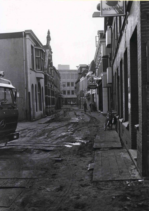 Walstraat 21 Richting van Loenshof, richting stadserf met rechts de Tor 1981.jpg