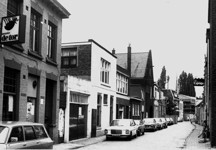 Walstraat 21 Straatbeeld met o.a. links Sociëteit De Tor en rchts Bistro 't Spotje.jpg