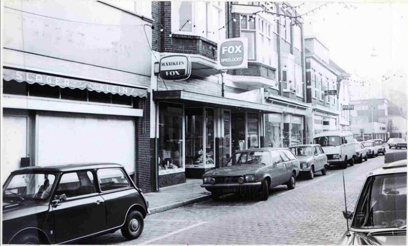Haaksbergerstraat 17 Richting Zuidmolen met o.a. slager Klein en Fox speelgoedzaak 1975.jpg