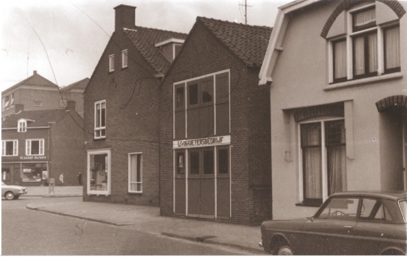Perikweg 3-5 hoek Brinkstraat, o.a. loodgietersbedrijf en slagerij Elfers 1967.jpg