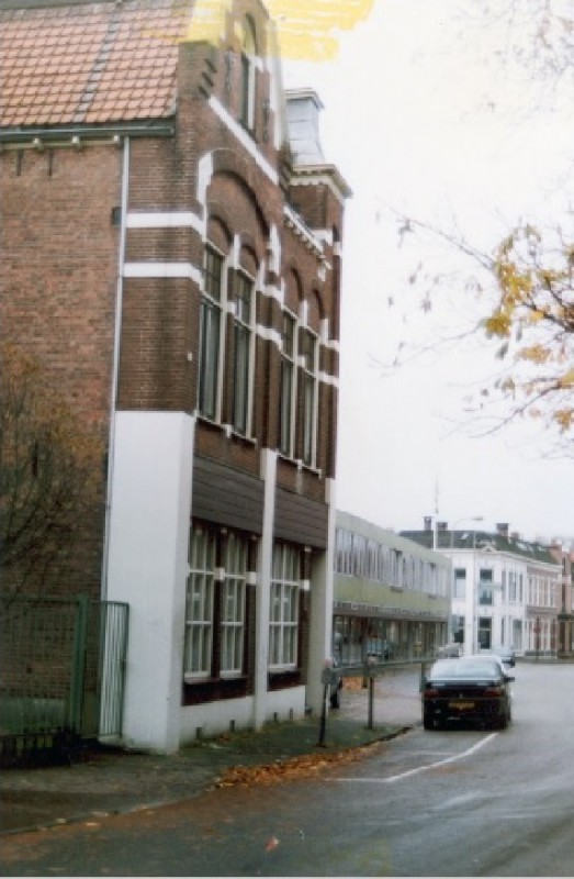 Emmastraat 85-87 Voorzijde bedrijfspand woning met op de achtergrond firma Slager.jpg