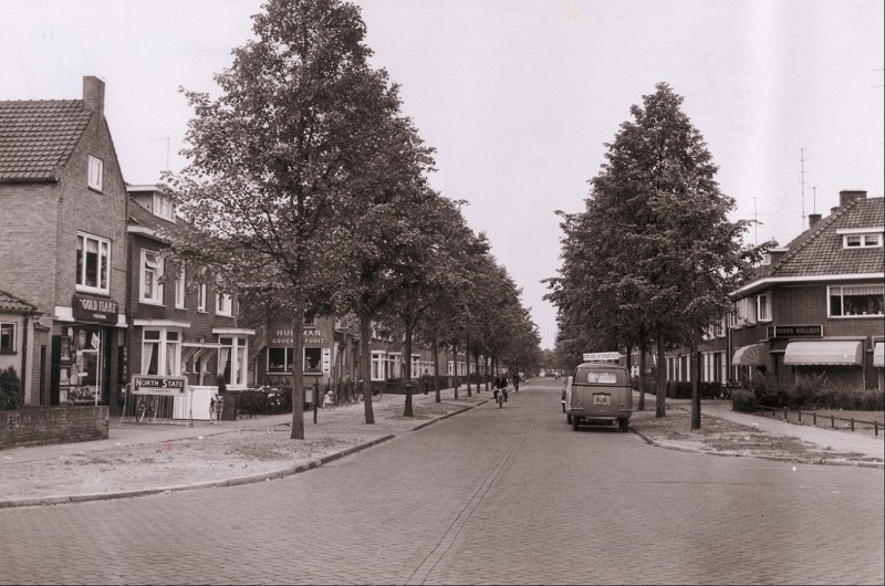 Elferinksweg 1-11 winkel in rookwaren en tabak, Huisman Groente en Fruit en winkel fournituren en huishoudtextiel Truus Bellers.jpg