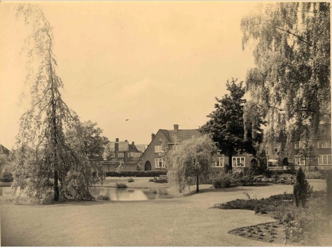 Floraparkstraat 1  Florapark achtergrond Laaressingel 1935.jpg