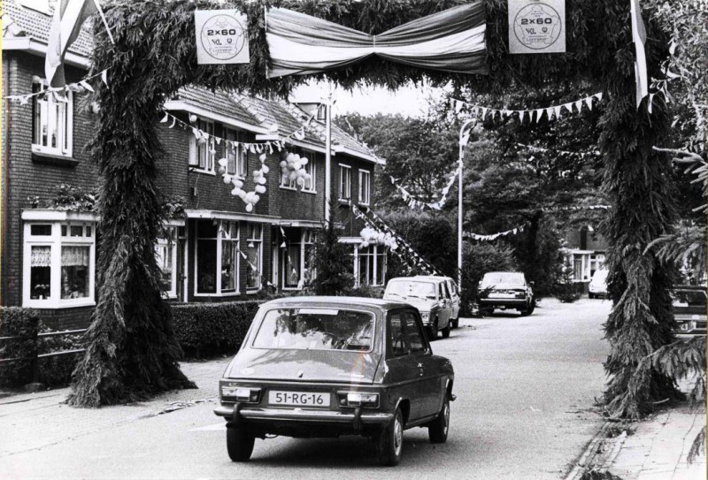 Lonneker Molenweg 29. Versierde straat met boog, 60-jarig bestaan van muziekvereniging. 1978.jpg