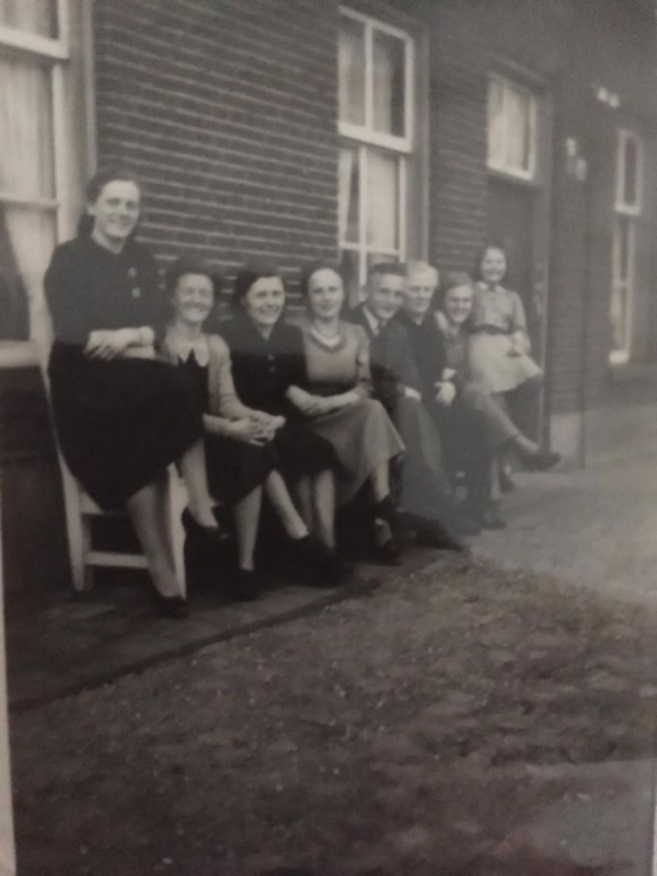 Meijerinksweg 45 de familie Meijerink in de jaren '40 voor de boerderij in Lonneker..jpg