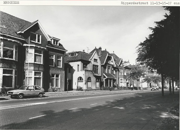 Ripperdastraat 11, 13, 15, 17 Zicht vanaf de Haaksbergerstraat 21-5-1980.jpg