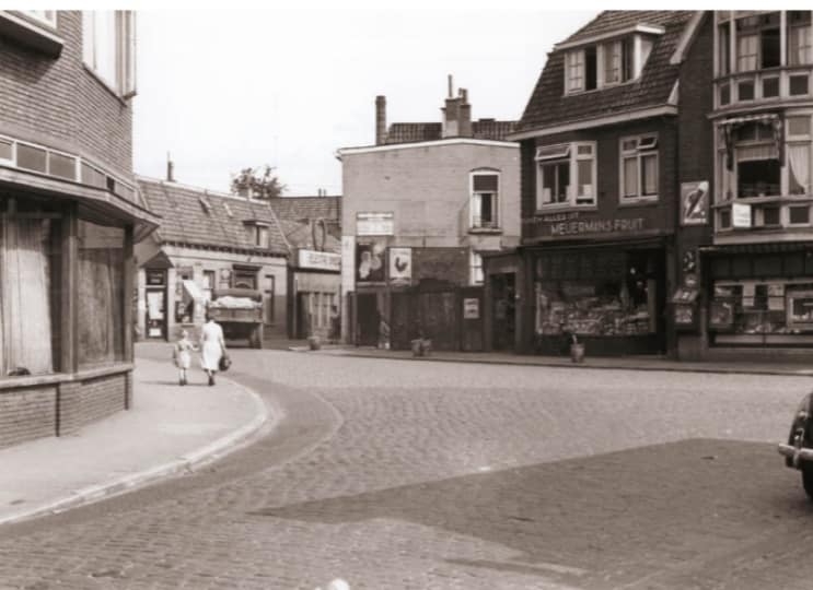 Willemstraat 21 Meijerman's Fruit. links Kalanderstraat Genomen vanuit Alsteedsestraat, met links meubelzaak Schoo.jpg