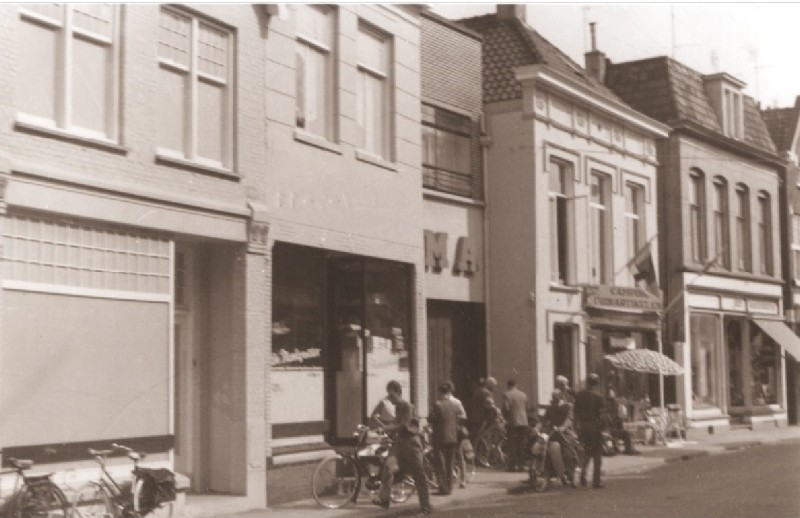Kalanderstraat 7 Voorgevels woningen en winkels; o.a. HEMA 1967.jpg
