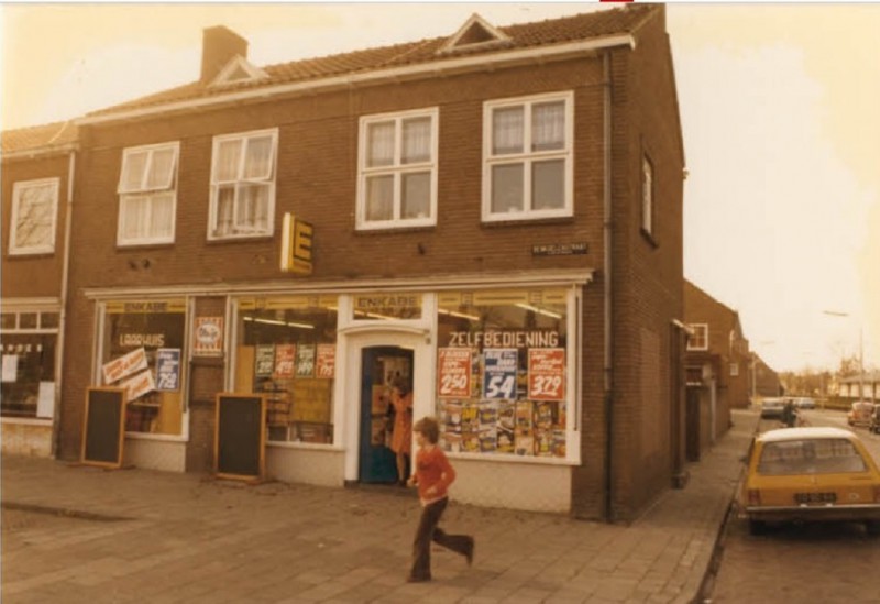 Benkoelenstraat 2 hoek Meester Cornelisstraat zelfbedieningwinkel Laarhuis 1977.jpg