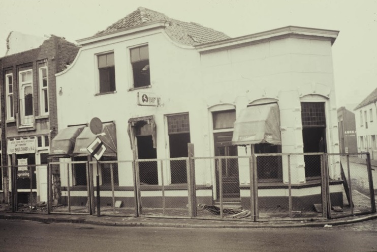 Haaksbergerstraat 59-63 Sloop van de panden cafe Klaaskate, hoek Koningsstraat..jpg