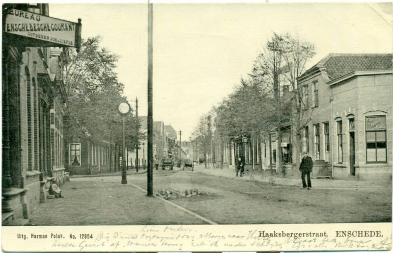 Haaksbergerstraat 63 rechts de Koningstraat en Bureau Enschedesche Courant. rechts café billard W. Bos 1904.jpg
