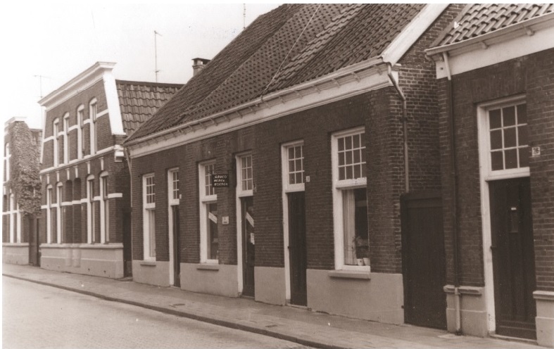 Ledeboerstraat 28 woningen en winkel in herenhoeden GRUCO 1967.jpg