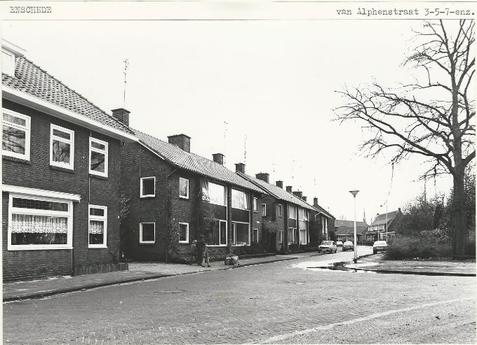 Van Alphenstraat 3,5,7 Huizen richting Staringstraat 2-4-1980.jpg