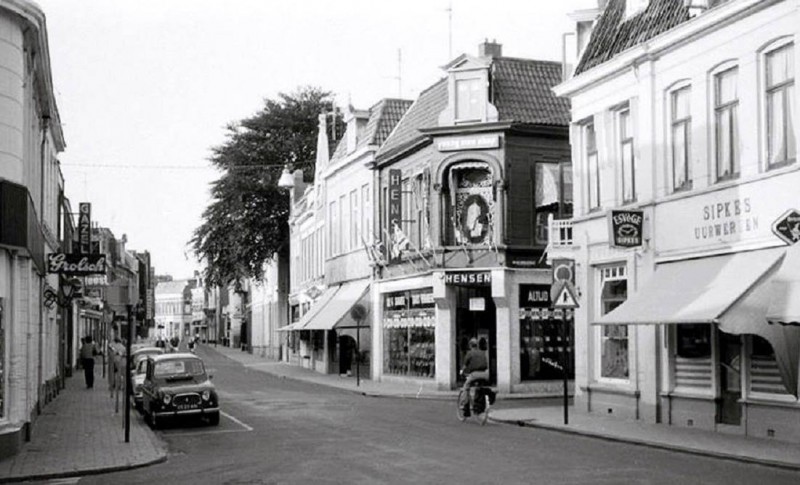 Oldenzaalsestraat 16-18 rechts Sipkes uurwerken nu De Heurne met de kledingwinkel van Hensen op de hoek met de Wilhelminastraat..jpg