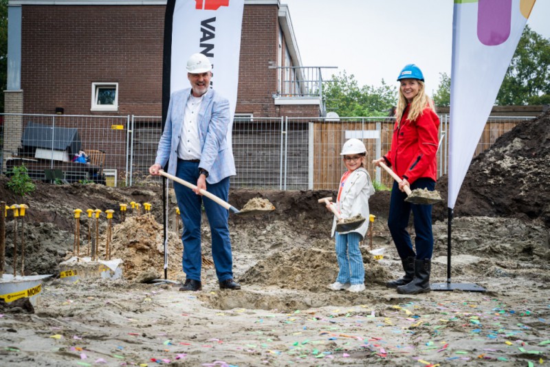 De bouw begon met het begraven van een wensenkist samen met toekomstige bewoners. Foto Domijn.jpg