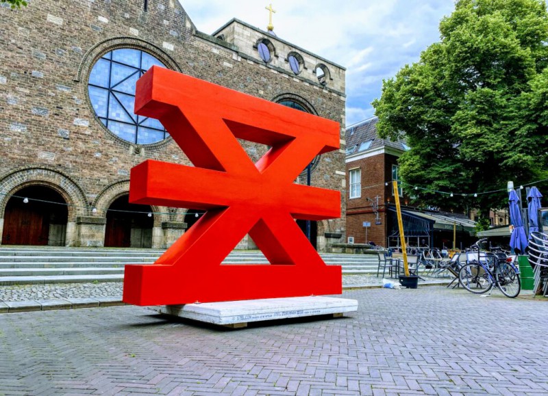 Oude Markt 1 logo stadswapen Enschede voor de Jacobuskerk.jpg