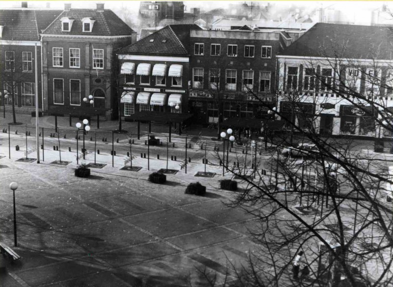 Markt 3-5 Zicht op westelijk deel mat café's De Kater, Nederlandse Bank 1981.jpg