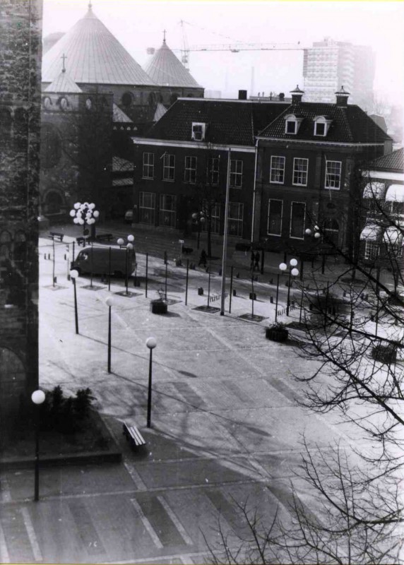 Markt 1-2-3 In zuid-westelijke richting met bankgebouwen Nederlandse Bank 1981.jpg