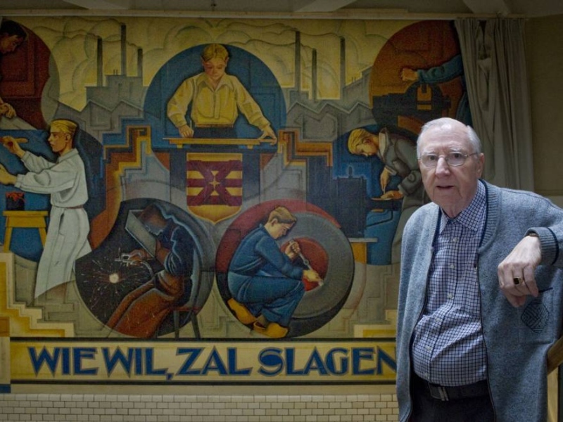 Ties Wiegman bij de mega-muurschildering in het trappenhuis van de voormalige Ambachtsschool. Foto: Frans Nikkels