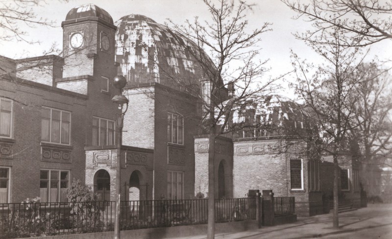 Prinsestraat 14-16 Voorzijde synagoge van de Nederlands Israelitische gemeente Enschede met verweerd koepeldak 1938.jpg