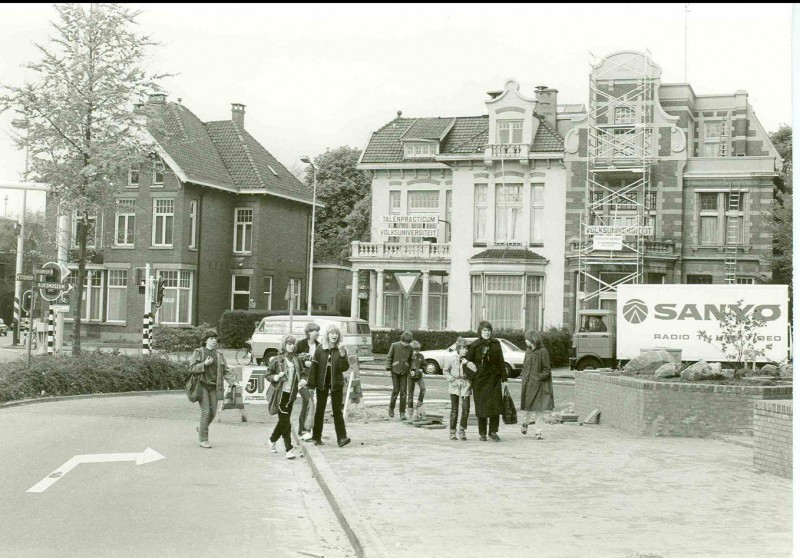 Haaksbergerstraat 64-66 Volksuniversiteit anno 1981.jpg