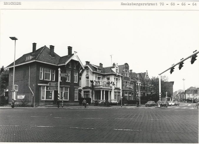 Haaksbergerstraat 64, 66, 68, 70 Zicht vanaf de kruising Boulevard - Haaksbergerstraat - Ripperdastraat op de karakteristieke villa's 8-5-1980.jpg