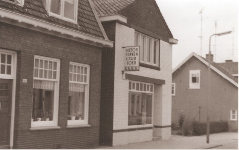 Brinkstraat 180 Voorzijde woningen en in het witte huis was Schildersbedrijf Waaijer gevestigd, tot 1966 was dit de kruidenierszaak van Willem Hof 1967.jpg