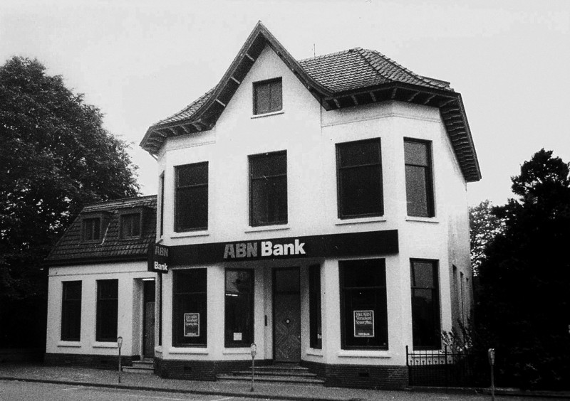 Brammelerstraat 1-3 ABN bank in voormalige vila vroeger notariskantoor.jpg
