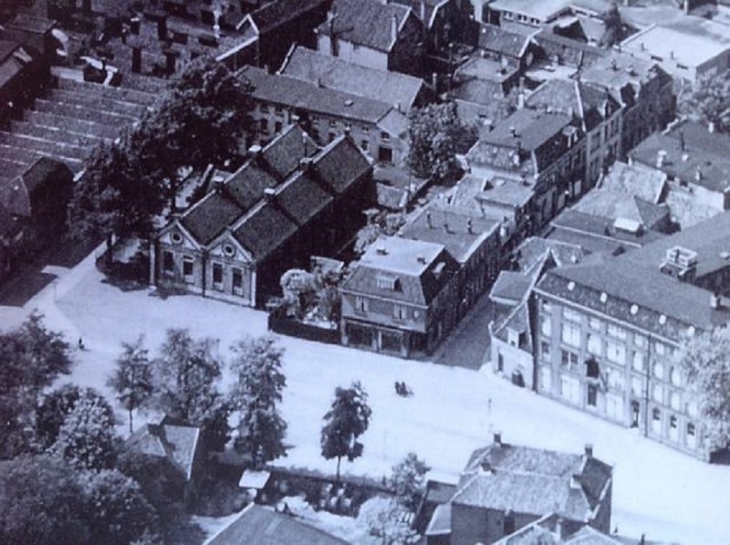 Windbrugplein 1 vroeger nu van Loenshof thv Walstraat met Van Heek pakhuis en Bloemendaalschool.links pand waarin ANWB en VVV.jpg