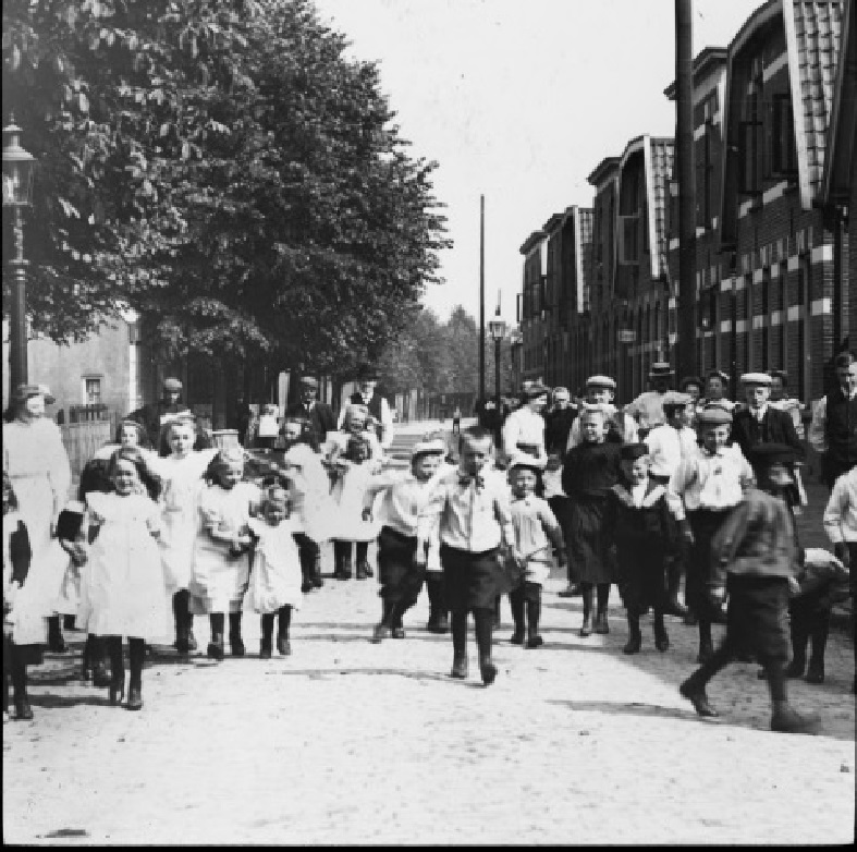 Lipperkerkstraat 120 na het bezoek van koningin Wilhelmina en prins Hendrik aan de fabriek van Van Heek & Co in diezelfde straat 24-7-1907.jpg