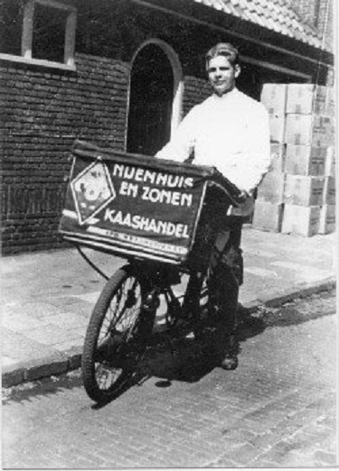 Bentrotstraat 1 hoek Oldenzaalsestraat 202 Firma Nijenhuis en Zonen kaashandel transportfiets.jpg