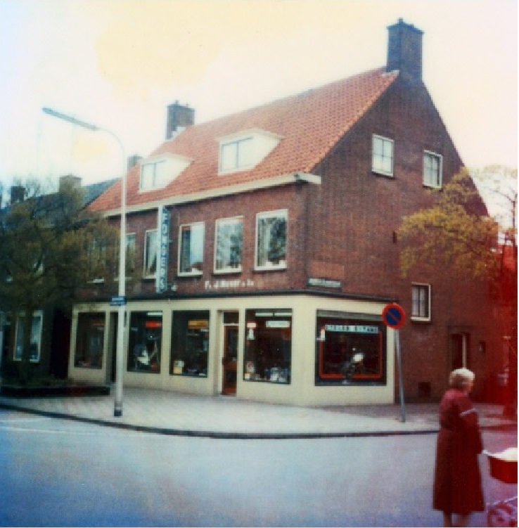 Janninksweg 40 hoek Johannes ter Horststraat Fietsenwinkel J. Nijhof Tweewielers.jpg