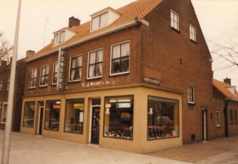 Janninksweg 40 hoek Johannes ter Horststraat Fa. J. Nijhof & Zn. rijwielen.jpg