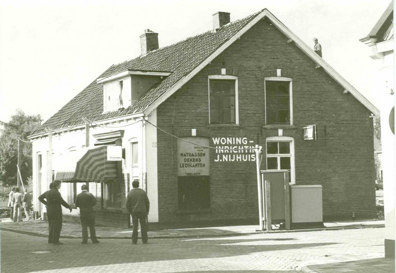 Minkmaatstraat 81 hoek Bentrotstraat sloop pand woninginrichting J. Nijhuis 5-10-1981.jpg